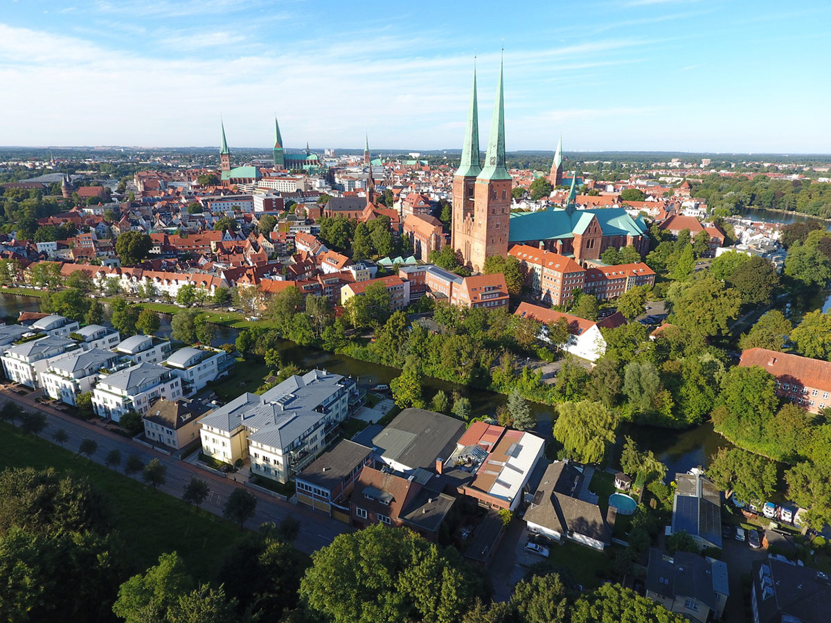 Die Wohnanlage „Kleiner Heimathafen“ bietet 16 Stadtwohnungen in exklu- siver Lage mit Wasserzugang. Mit „Kleiner Heimathafen“ bekommt Lübeck eine zeitlose Wohnimmobilie mit Tiefgarage und eigener Steganlage. Mit